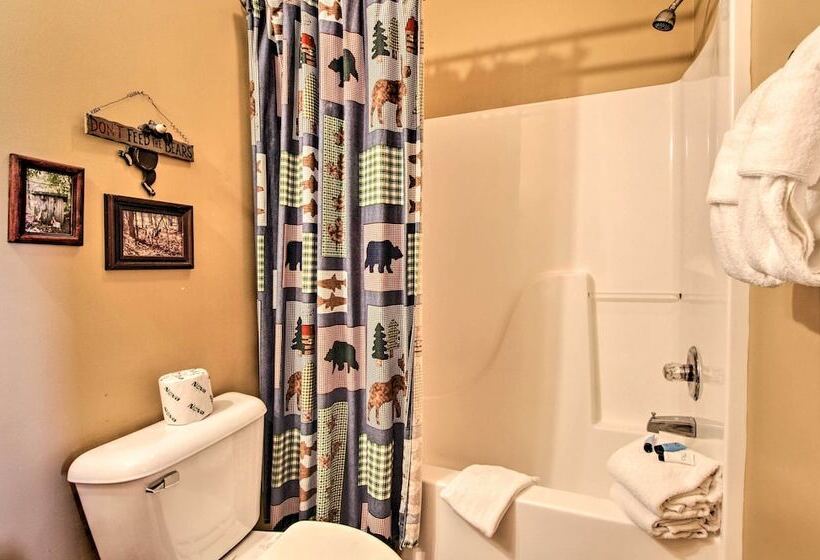 Cabin W/ Breathtaking Views, Pool Access & Theater