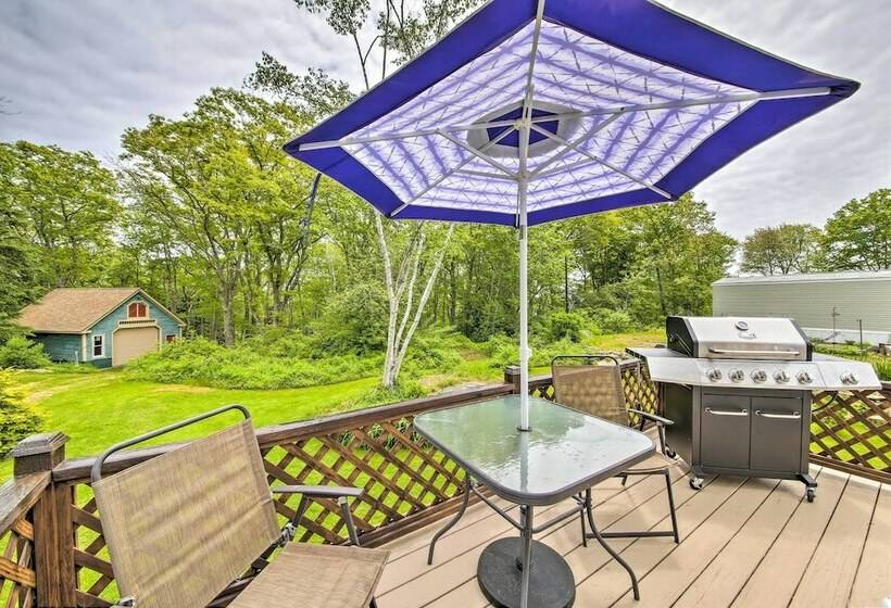 Charming East Boothbay Cottage W/ Large Yard!