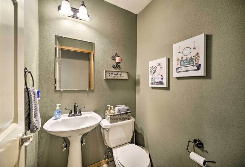 Charming Vancouver Home Patio & Fire Pit!