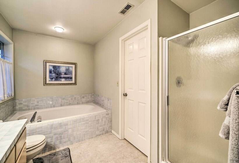 Charming Vancouver Home Patio & Fire Pit!