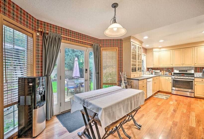 Charming Vancouver Home Patio & Fire Pit!