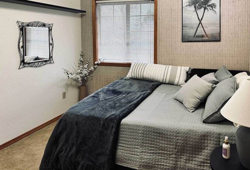 Charming Vancouver Home Patio & Fire Pit!