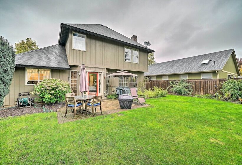 Charming Vancouver Home Patio & Fire Pit!