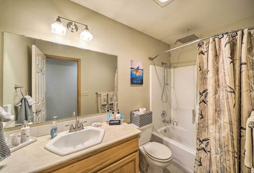 Charming Vancouver Home Patio & Fire Pit!