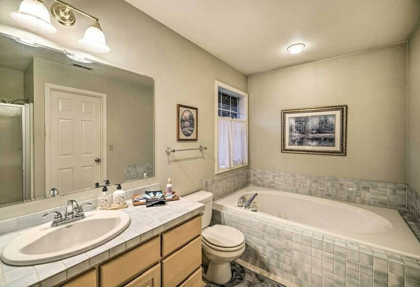 Charming Vancouver Home Patio & Fire Pit!