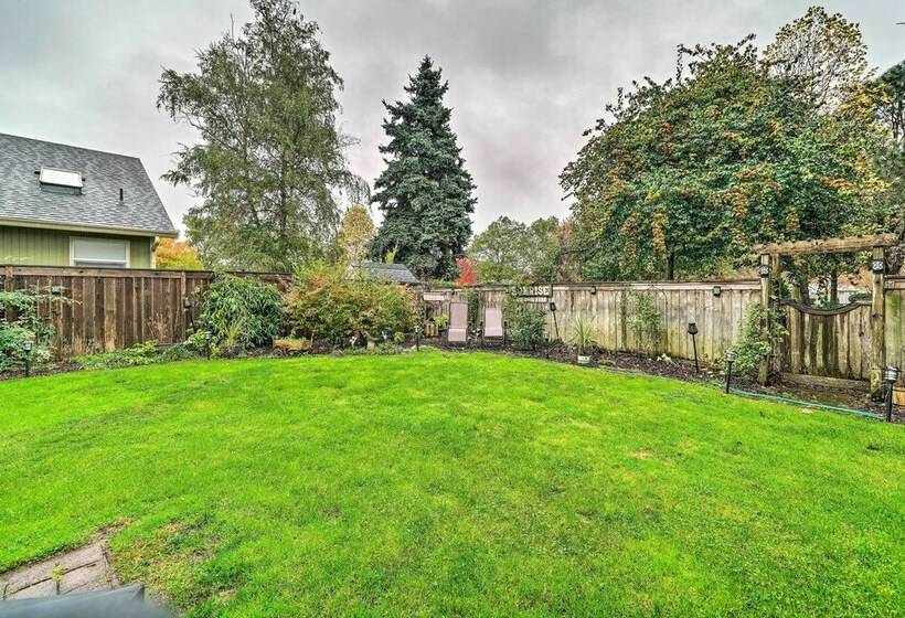 Charming Vancouver Home Patio & Fire Pit!