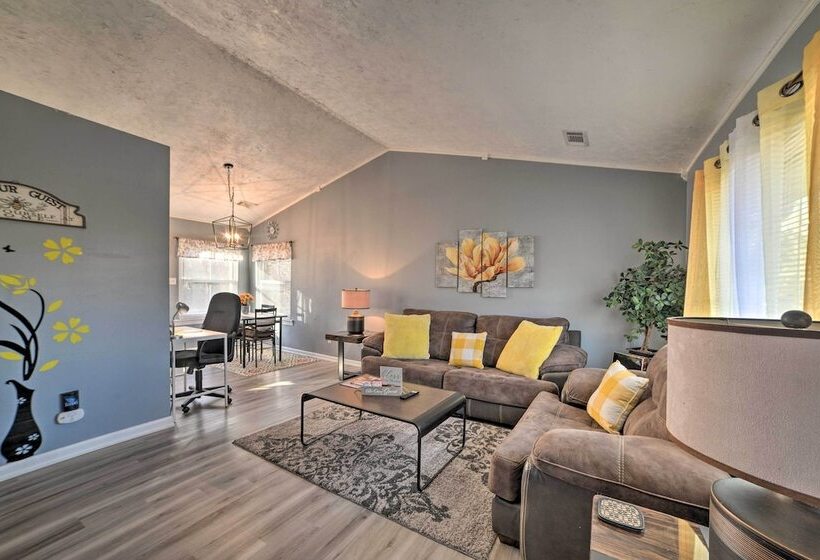 Clarksville Retreat: Half Mile To Fort Campell!