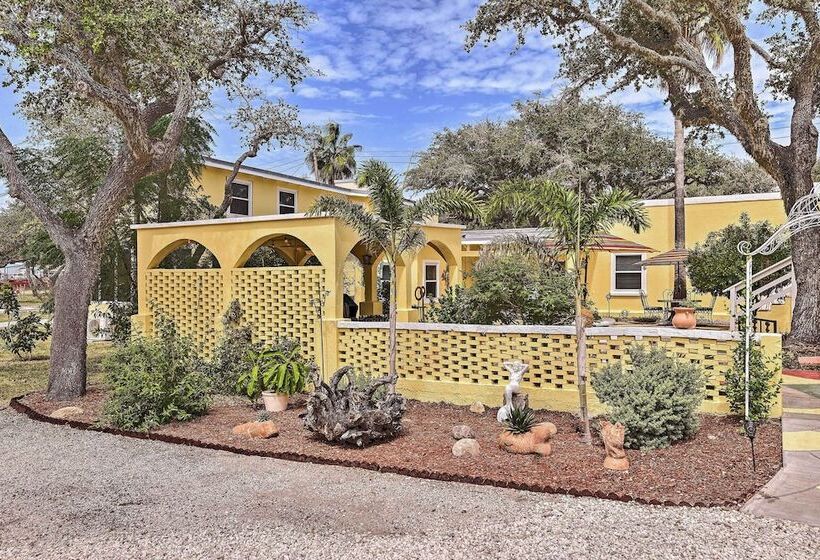 Coastal Cove  W/ Private Deck, 4 Mi To Beach
