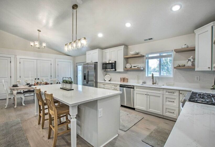 Cozy + Chic Abode ~ 11 Mi To Bloomington Lake