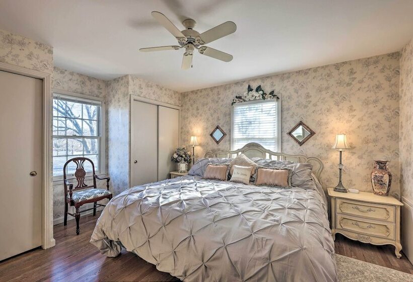 Cozy Kansas City Home W/ Yard   9 Mi To Dtwn!