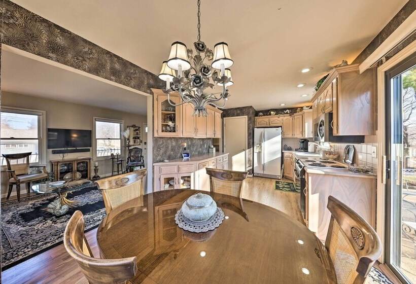 Cozy Kansas City Home W/ Yard   9 Mi To Dtwn!