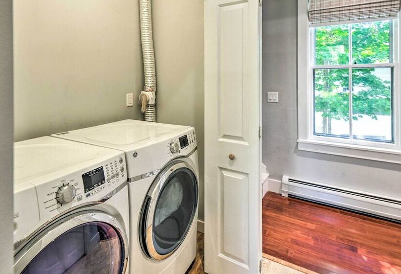 Hot Tub + Walk To Lakeside Dining: Meredith Home!