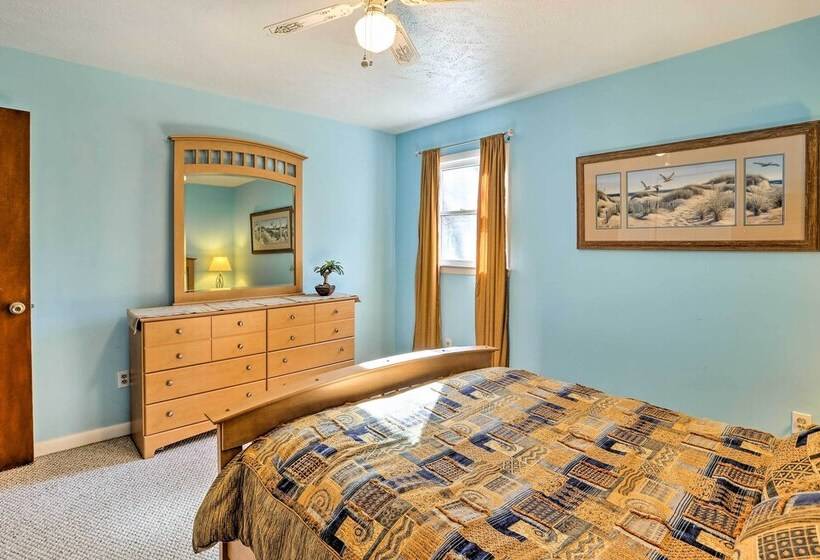 Lake Waccamaw Home W/ Fenced Yard & Shared Pier!