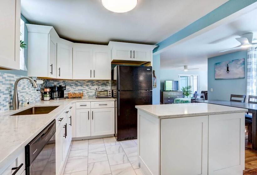 Dock + Kayaks: Lakefront Retreat In Sunrise Beach