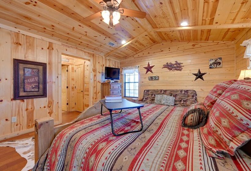 Broken Bow Cabin W/ Hot Tub & Deck   4 Mi To Lake!