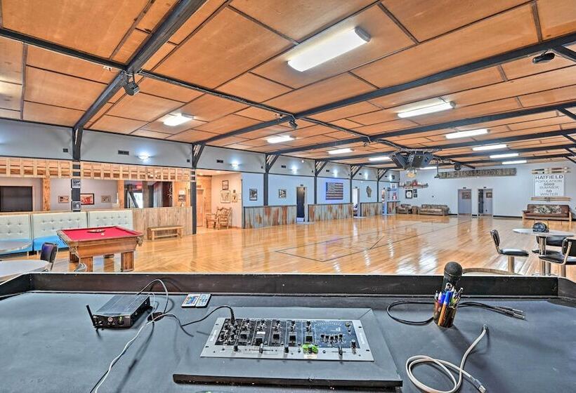 Massive Hatfield  Loon Lodge  W/ Roller Rink