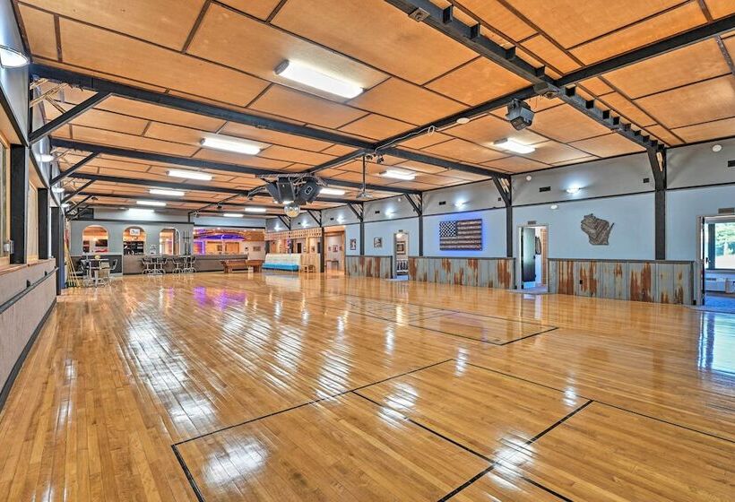 Massive Hatfield  Loon Lodge  W/ Roller Rink