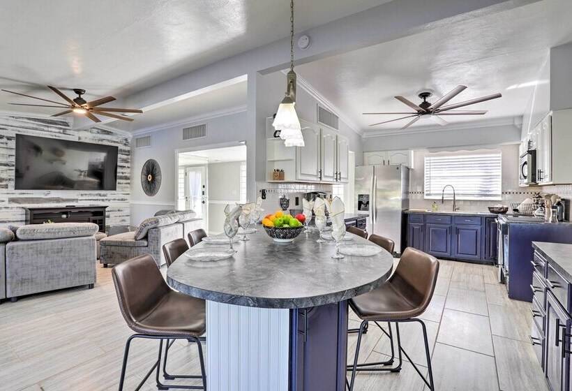 Modern Seminole Home W/ Patio, 3 Mi To Beach!