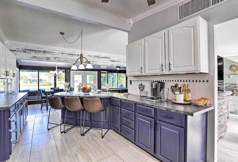 Modern Seminole Home W/ Patio, 3 Mi To Beach!