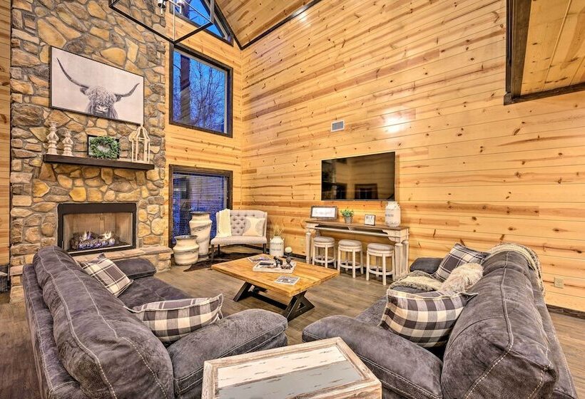 Outdoor Paradise W/ Hot Tub, Firepit, Bbq & More!