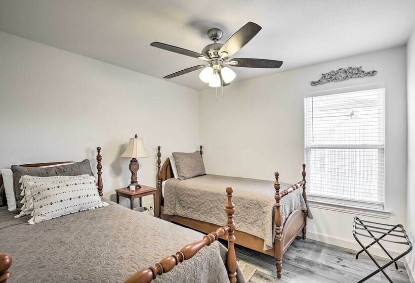 ~ 12 Mi To Dtwn: Dallas Area Suburban Home W/ Yard