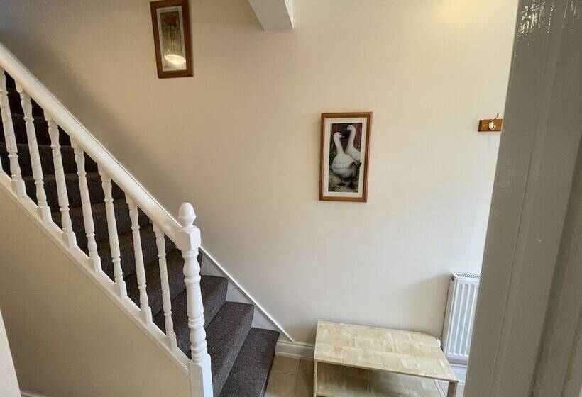 레지던스 Impeccable 4 Bed Home Away From Home In Swindon