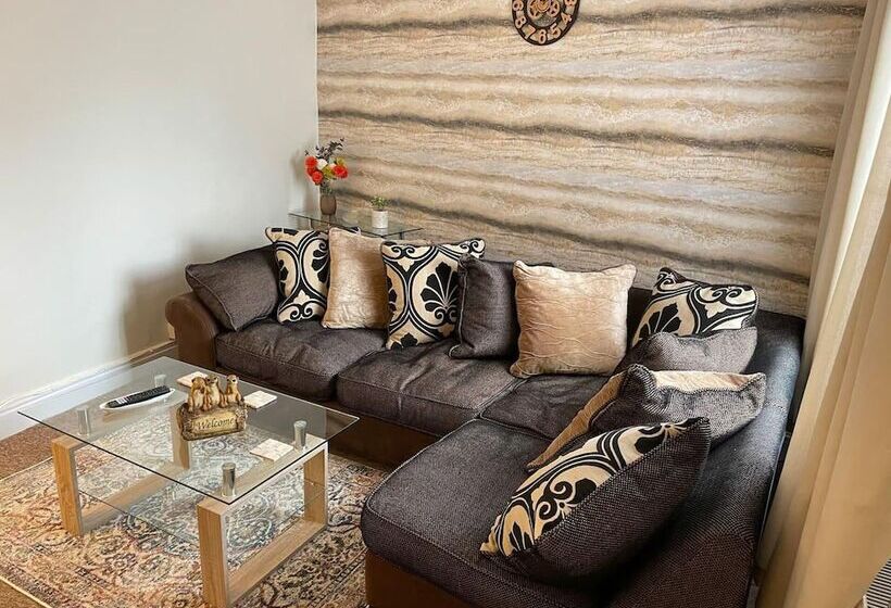 레지던스 Impeccable 4 Bed Home Away From Home In Swindon