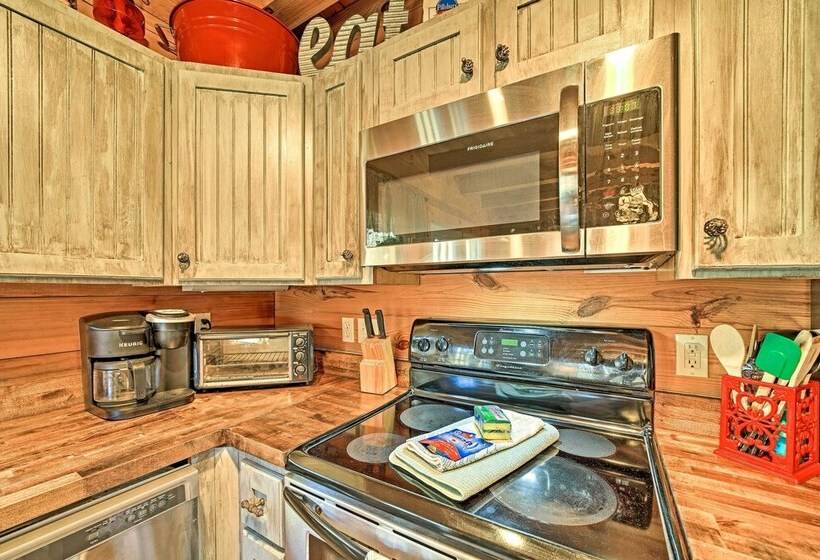 Creekside Bryson City Cabin W/ Private Hot Tub