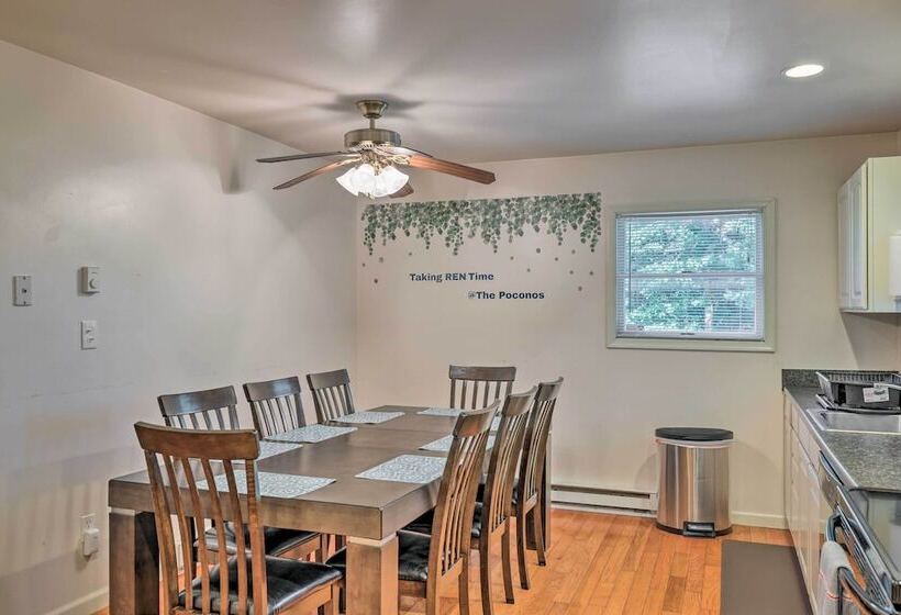 Hot Tub & Yard: Stroudsburg Home In Poconos