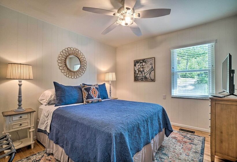 Hayesville Lake Getaway W/ Balcony & Mtn Views!
