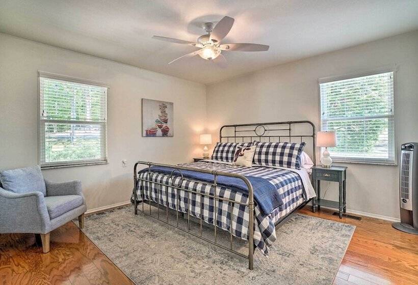 Hayesville Lake Getaway W/ Balcony & Mtn Views!
