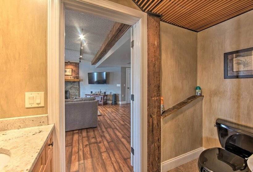 Spacious Pequea Retreat W/ Dock & Hot Tub!