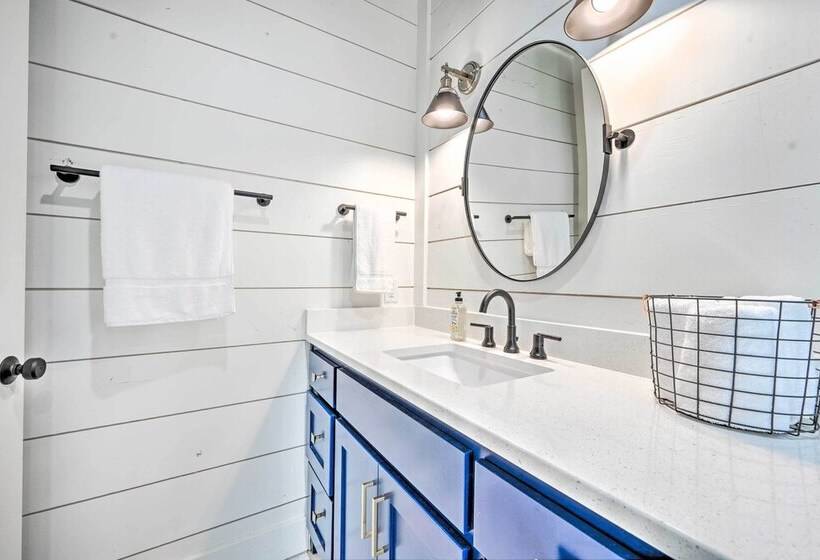 Private Hot Tub, Outdoor Fireplace: Broken Bow Gem