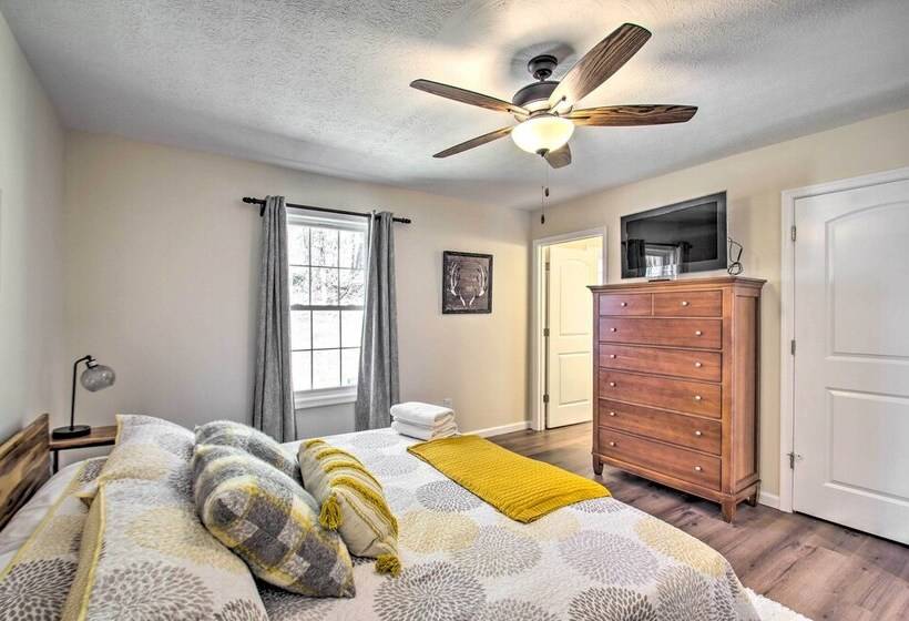 Stunning New Market Home W/ Mtn Views & Hot Tub!