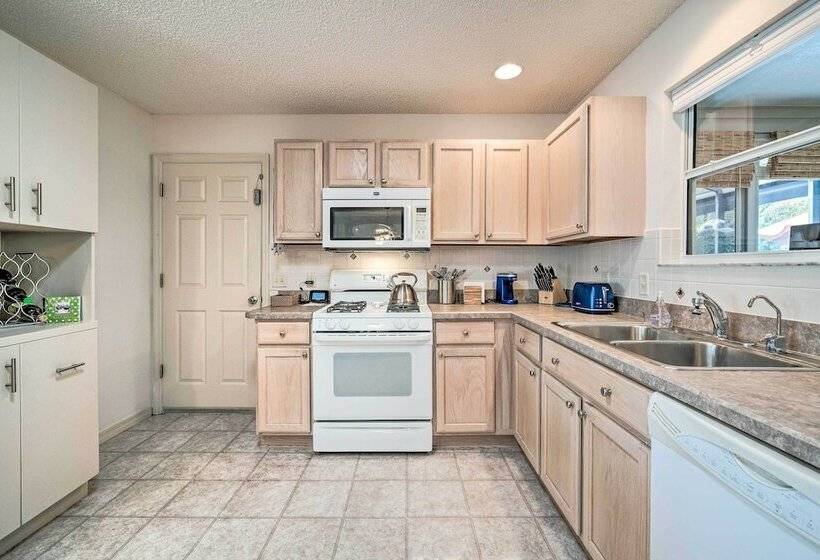 Home In The Villages W/ Lanai & Private Hot Tub!