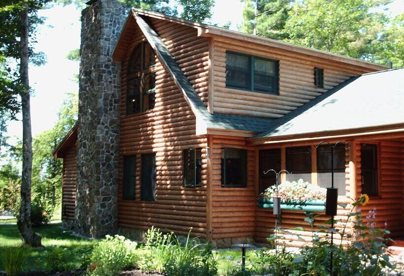 Upscale Fryeburg Cabin: Hot Tub + Billiards Table!