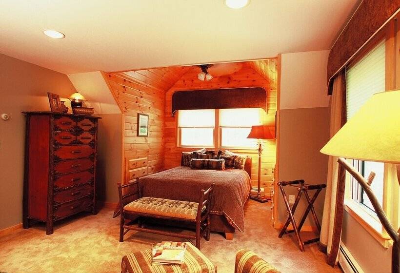 Upscale Fryeburg Cabin: Hot Tub + Billiards Table!