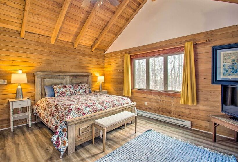 Wintergreen Home W/ Deck   Near Skiing & Hiking!