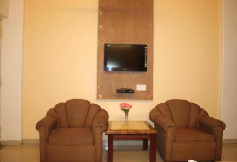 فندق Niraj International
