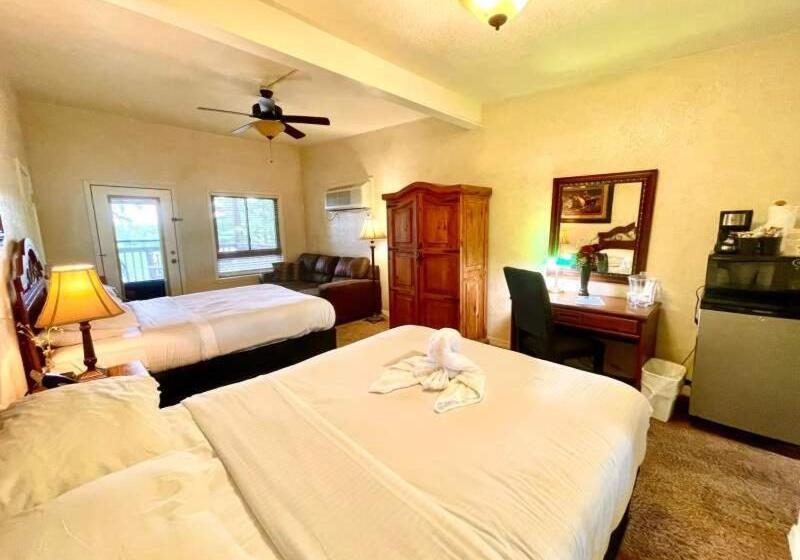 Lake View Queen Guest Room With Two Queens, Sleeper Sofa And Patio Overlooking Lake Ouachita,