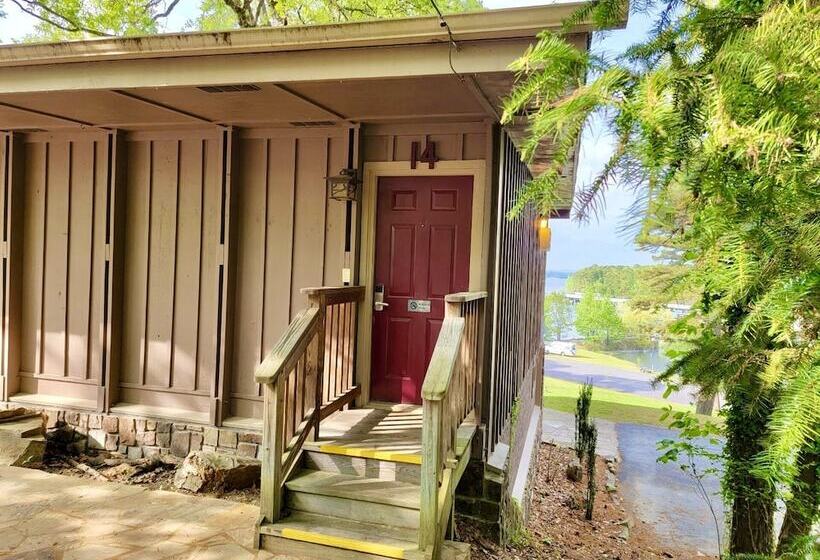 Lake View Queen Guest Room With Two Queens, Sleeper Sofa And Patio Overlooking Lake Ouachita,