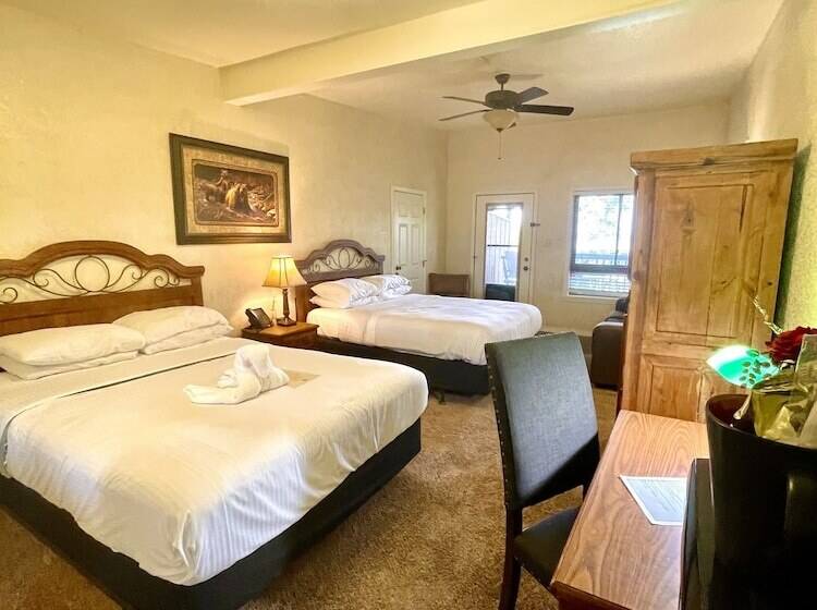 Lake View Queen Guest Room With Two Queens, Sleeper Sofa And Patio Overlooking Lake Ouachita,