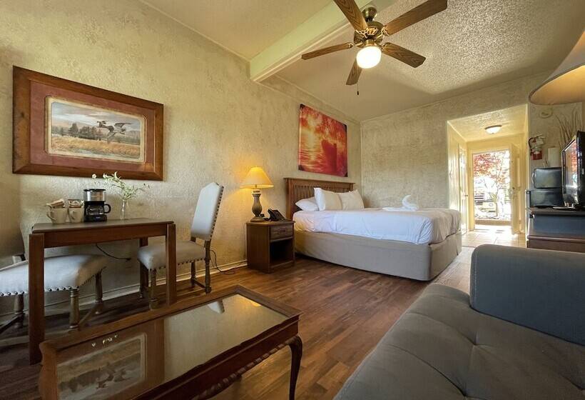 Mountain Harbor King Guest Room On Lake Ouachita By Redawning