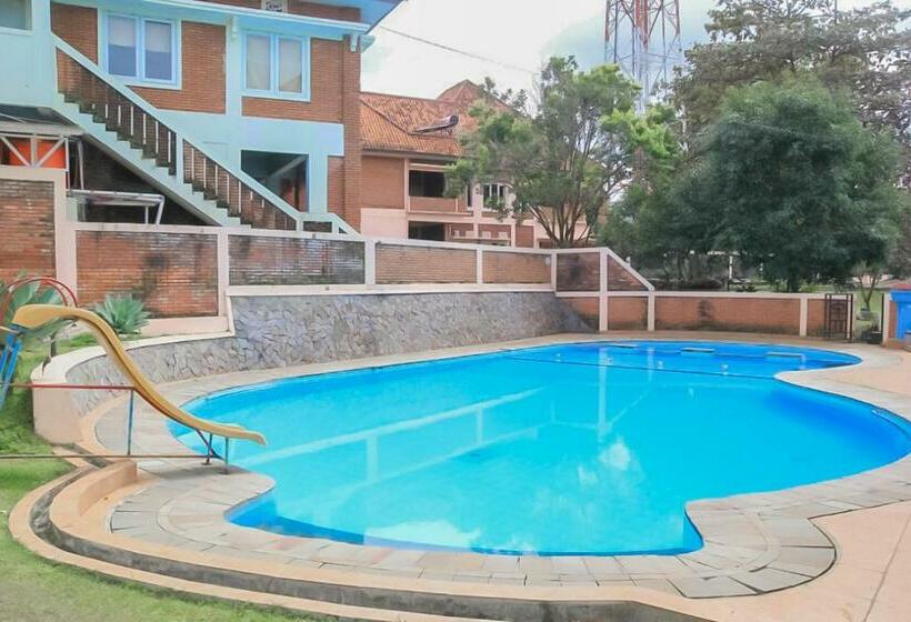 Urbanview Hotel Syariah Insani Cisarua Puncak