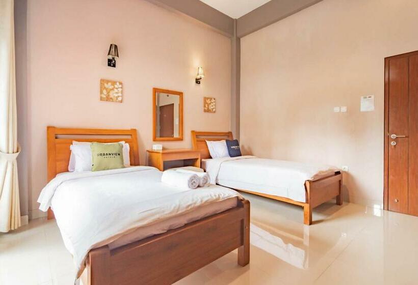 Urbanview Hotel Syariah Insani Cisarua Puncak