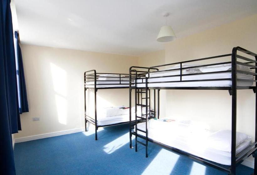 בית מלון כפרי Alton Castle Centre Hostel