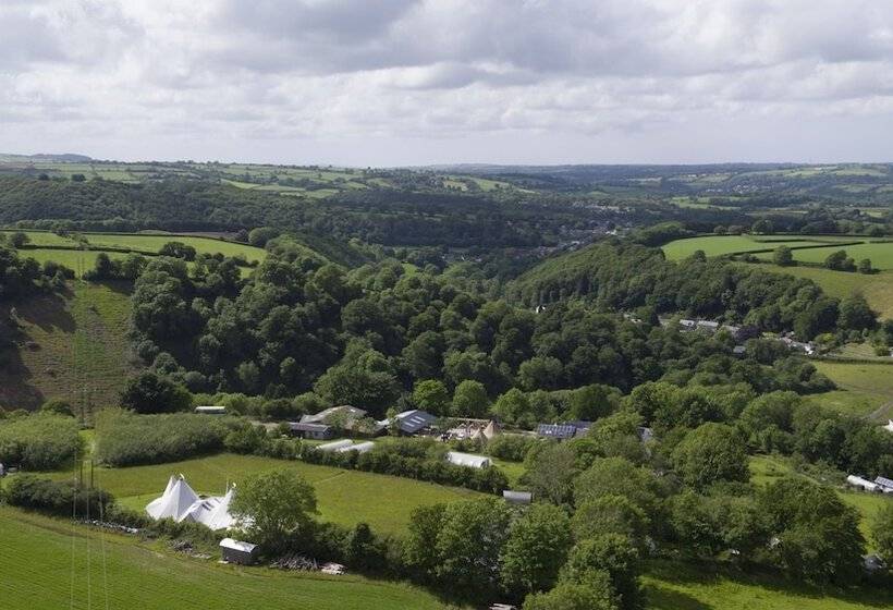 ホテル Ceridwen Glamping, Double Decker Bus And Yurts