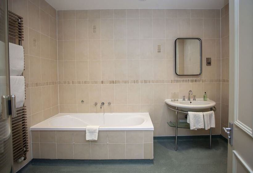 The Woodborough Inn
