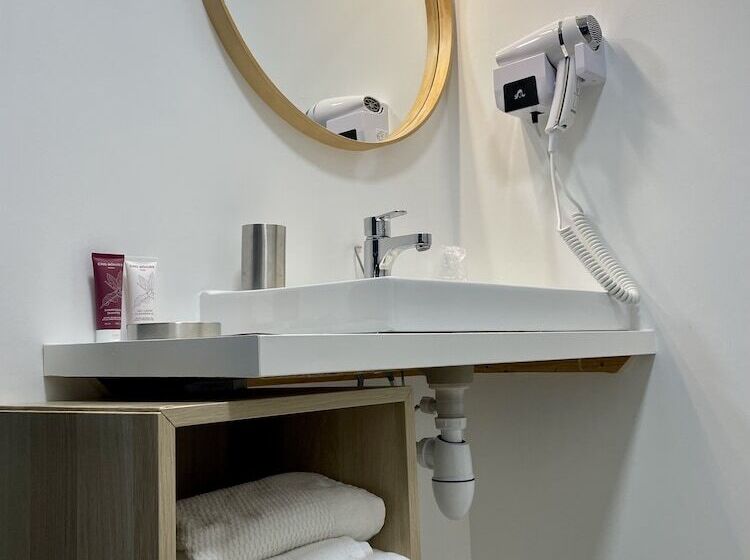 هتل La Tour Aux Crabes