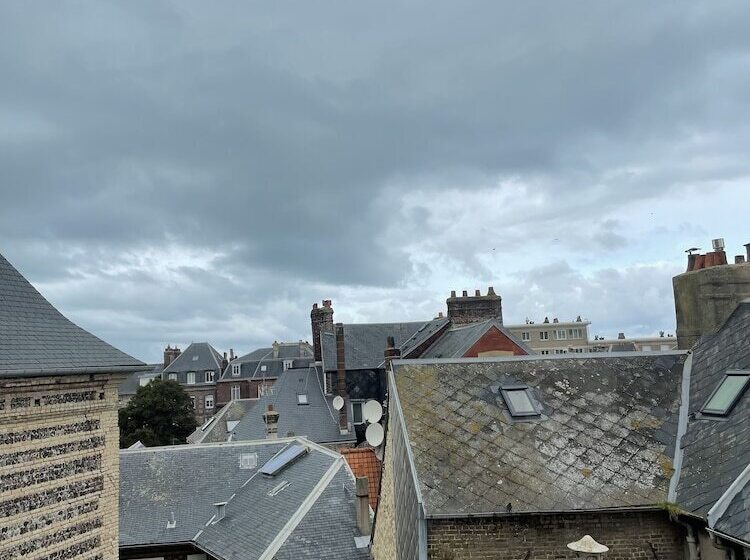 هتل La Tour Aux Crabes